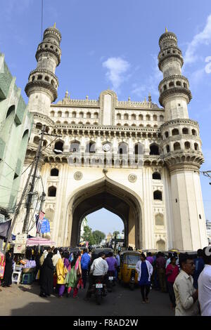 Il bellissimo monumento Charminar e il vivace mercato intorno ad esso. Foto Stock