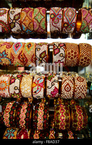 Schiave colorata sul display nella colorata Laad bazaar a Hyderabad. Foto Stock