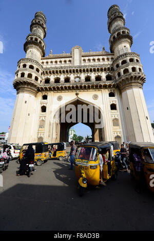 Il bellissimo monumento Charminar e il vivace mercato intorno ad esso. Foto Stock