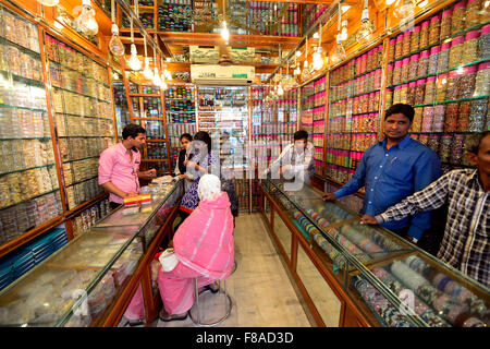 All'interno di un colorato schiave shop nella vibrante Laad bazaar a Hyderabad, in India. Foto Stock
