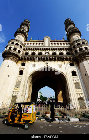 Il bellissimo monumento Charminar e il vivace mercato intorno ad esso. Foto Stock