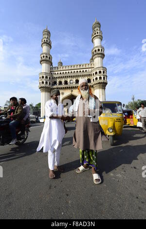 Il bellissimo monumento Charminar e il vivace mercato intorno ad esso. Foto Stock