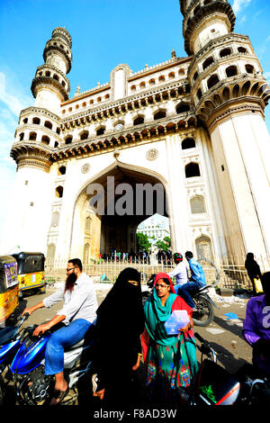 Il bellissimo monumento Charminar e il vivace mercato intorno ad esso. Foto Stock