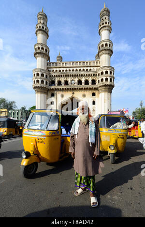 Il bellissimo monumento Charminar e il vivace mercato intorno ad esso. Foto Stock