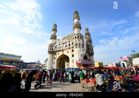 Il bellissimo monumento Charminar e il vivace mercato intorno ad esso. Foto Stock