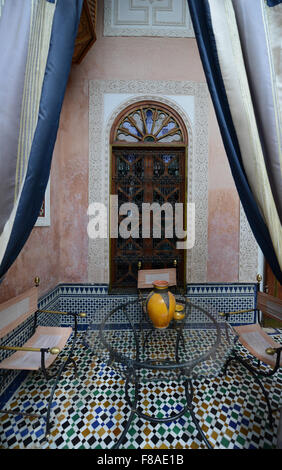 Bellissima architettura marocchina in un bel riad nella medina di Fes. Foto Stock