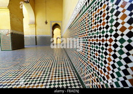 Bellissimo pavimento in Zellige e fontana dentro il Mausoleo di Moulay Ismail a Meknes, Marocco. Foto Stock