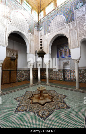 Bellissimo pavimento in Zellige e fontana dentro il Mausoleo di Moulay Ismail a Meknes, Marocco. Foto Stock