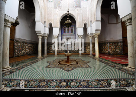 Bellissimo pavimento in Zellige e fontana dentro il Mausoleo di Moulay Ismail a Meknes, Marocco. Foto Stock