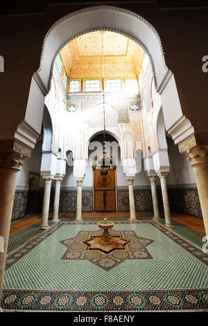 Bellissimo pavimento in Zellige e fontana dentro il Mausoleo di Moulay Ismail a Meknes, Marocco. Foto Stock