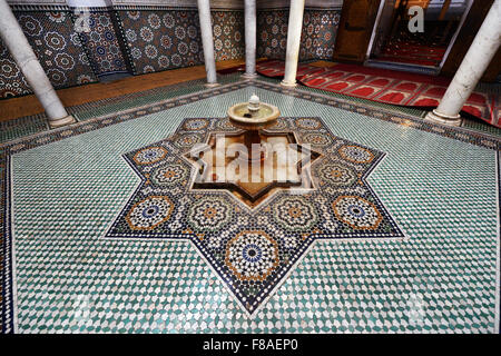 Bellissimo pavimento in Zellige e fontana dentro il Mausoleo di Moulay Ismail a Meknes, Marocco. Foto Stock