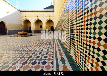 Bellissimo pavimento in Zellige e fontana dentro il Mausoleo di Moulay Ismail a Meknes, Marocco. Foto Stock