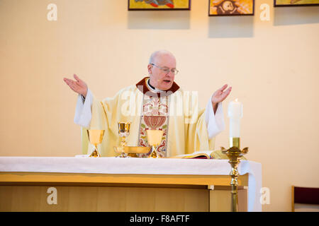 TUALATIN, o - Ottobre 4, 2014: sacerdote cattolico in abito tradizionale che parla di una congregazione alla Risurrezione Parrish cattolica. Foto Stock
