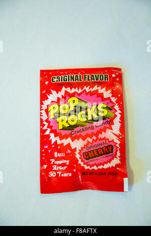 TUALATIN, o - Ottobre 4, 2014: aroma di ciliegia Pop Rocks candy su un tavolo bianco panno. Foto Stock