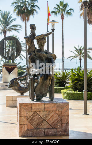 Spagnolo e Catalano artista Salvador Dali sculture in bronzo sul display alla Avenida del Mar in Marbella in Spagna Foto Stock