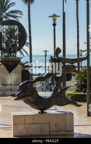 Spagnolo e Catalano artista Salvador Dali sculture in bronzo sul display alla Avenida del Mar a Marbella Spagna Foto Stock