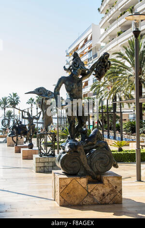Salvador Dali sculture in bronzo sul display alla Avenida del Mar in Marbella in Spagna Foto Stock