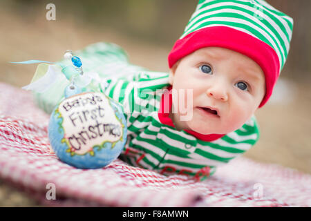 Bella neonato Bambino su una coperta con Bambinos primo ornamento di Natale. Foto Stock