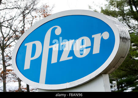 Un segno del logo al di fuori di una struttura occupata da Pfizer Inc., a Parsippany, New Jersey il 22 novembre 2015. Foto Stock