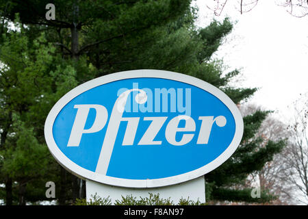 Un segno del logo al di fuori di una struttura occupata da Pfizer Inc., a Parsippany, New Jersey il 22 novembre 2015. Foto Stock