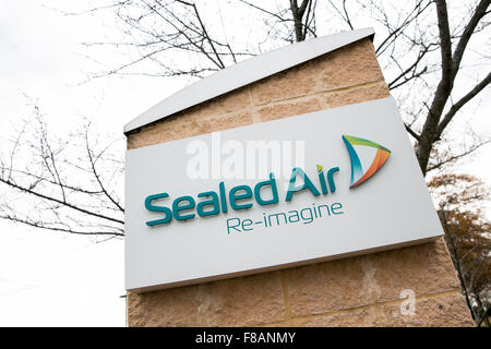 Un logo segno al di fuori della sede della Sealed Air Corporation a Charlotte, Carolina del Nord il 28 novembre 2015. Foto Stock