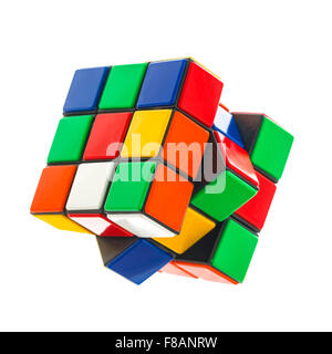 Cubo di Rubik su uno sfondo bianco. Il Cubo di Rubik è stato inventato dall'architetto ungherese Erno Rubik nel 1974. Foto Stock