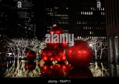 New York, New York, Stati Uniti d'America. 07Th Dec, 2015. Le decorazioni di Natale in Rockefeller Center di New York Credito: Adam Stoltman/Alamy Live News Foto Stock