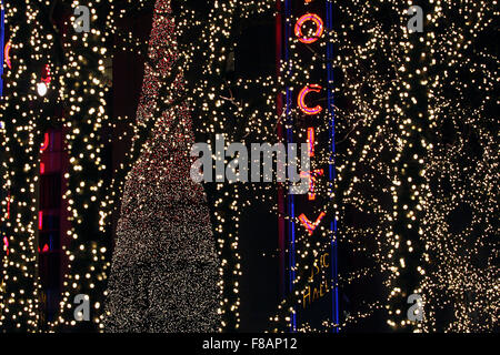 New York, New York, Stati Uniti d'America. 07Th Dec, 2015. Le luci di Natale al di fuori della Radio City Music Hall di Rockefeller Center di New York City. Credito: Adam Stoltman/Alamy Live News Foto Stock