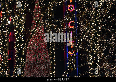 New York, New York, Stati Uniti d'America. 07Th Dec, 2015. Le luci di Natale al di fuori della Radio City Music Hall di Rockefeller Center di New York City. Credito: Adam Stoltman/Alamy Live News Foto Stock