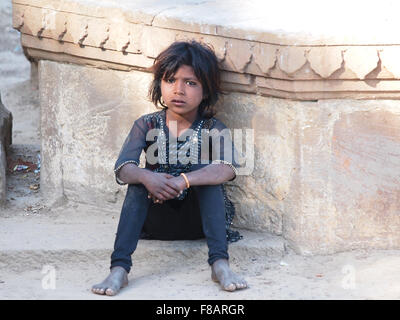 Povero ragazzo ubicazione sul terreno Foto Stock