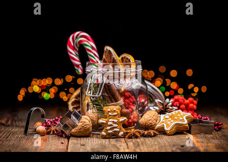 Natale candy canne in vaso con le luci di Natale sullo sfondo Foto Stock