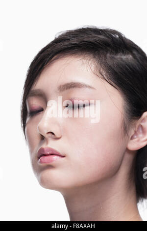 Giovani volto di donna chiudendo gli occhi, close up Foto Stock