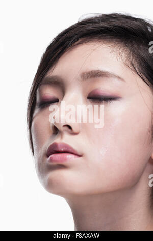 Giovani volto di donna chiudendo gli occhi, close up Foto Stock