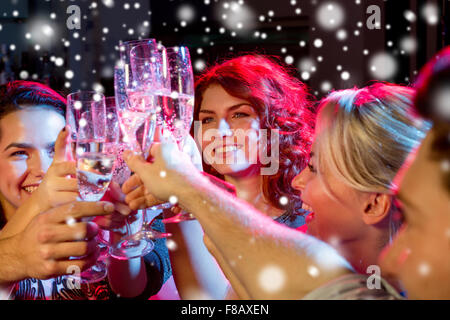 Amici sorridente con bicchieri di champagne nel club Foto Stock