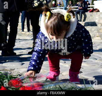 Baku in Azerbaijan. Il 7 dicembre, 2015. Una ragazza offre i fiori al mare di Baku a piangere le vittime in un incendio a quella dell'Azerbaigian oil rig sul Mar Caspio a Baku, capitale dell'Azerbaigian, il 7 dicembre, 2015. Azerbaigian ha dichiarato il 6 dicembre una giornata di lutto nazionale dopo 1 morti e 29 dispersi in un impianto di trivellazione petrolifera fire lo scorso 4 dicembre nella parte meridionale del Mar Caspio di Azerbaigian Guneshli campo offshore nel mezzo di una violenta tempesta. Credito: Tofik Babayev/Xinhua/Alamy Live News Foto Stock