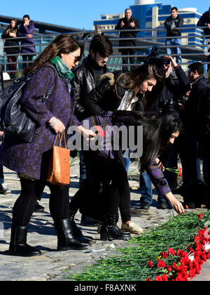 Baku in Azerbaijan. Il 7 dicembre, 2015. Le persone offrono fiori al mare di Baku a piangere le vittime in un incendio a quella dell'Azerbaigian oil rig sul Mar Caspio a Baku, capitale dell'Azerbaigian, il 7 dicembre, 2015. Azerbaigian ha dichiarato il 6 dicembre una giornata di lutto nazionale dopo 1 morti e 29 dispersi in un impianto di trivellazione petrolifera fire lo scorso 4 dicembre nella parte meridionale del Mar Caspio di Azerbaigian Guneshli campo offshore nel mezzo di una violenta tempesta. Credito: Tofik Babayev/Xinhua/Alamy Live News Foto Stock