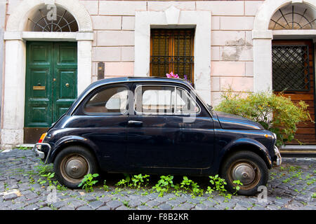 Vecchia auto Fiat 500 abbandonata in una strada della città vecchia. Foto Stock