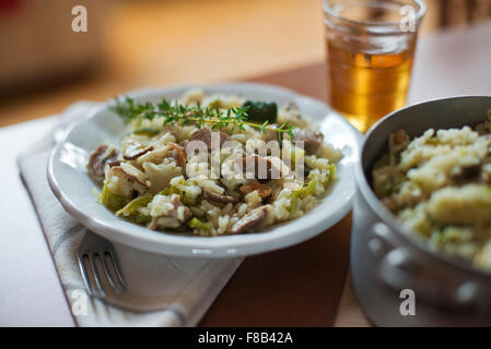 Risotto ai funghi con verdure ed erbe fresche. Foto Stock