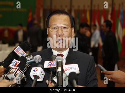 Phnom Penh Cambogia. L'8 dicembre, 2015. Portavoce per la Cambogia il Parlamento Chheang Vun parla durante una conferenza stampa a Phnom Penh in Cambogia, 8 dicembre, 2015. L'ottava Asian Assemblea Parlamentare (APA) sarà kick off nella capitale cambogiana di Phnom Penh Mercoledì, Chheang Vun detto martedì. Credito: Sovannara/Xinhua/Alamy Live News Foto Stock