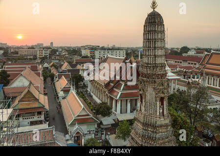 Wat Arun è un famoso tempio buddista lungo il Fiume Chao Praya River in Bangkok, Thailandia città capitale. Foto Stock