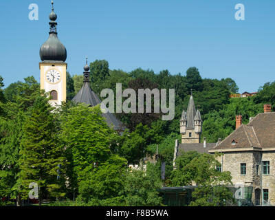 Österreich, Niederösterreich, Weidhofen an der Ybbs, Blick auf die Stadtpfarrkirche und das Schloss Rothschildschloss Waidhofen Foto Stock