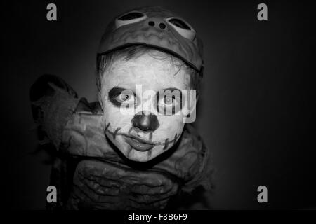 Ragazzo vestito come uno zombie per Halloween. Foto Stock