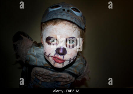 Ragazzo vestito come uno zombie per Halloween. Foto Stock