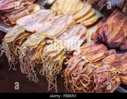 Immagine del calamaro asciugato al mercato del pesce in Thailandia. Foto Stock