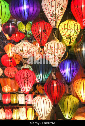 Tradizionale colorato lanterne asiatici su un mercato in stallo Foto Stock