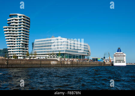 Deutschland, Amburgo, HafenCity, Unilever-Haus, Strandkai 1, links der Marco-Polo Tower, Blick von der Norderelbe Foto Stock