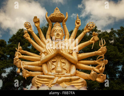 Immagine di un golden multi armati statua di Buddha. Hua Hin, Thailandia. In stile vintage. Foto Stock