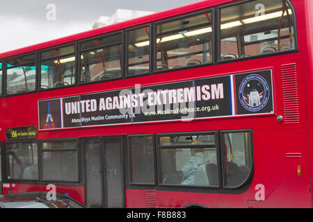 Il torneo di Wimbledon, Londra, Regno Unito. 08 Dic, 2015. Un bus rosso a due piani pubblicizza " uniti contro l'estremismo' dal Ahmadiyya comunità musulmana nella scia del francese gli attacchi di Parigi e Londra tubo accoltellato Credito: amer ghazzal/Alamy Live News Foto Stock