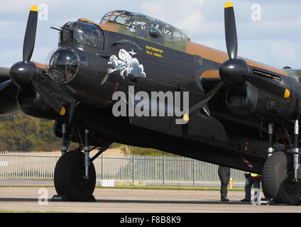 La navigabilità solo Avro Lancaster bombardiere in Europa visualizzato a Kemble Air Show 2011 Foto Stock