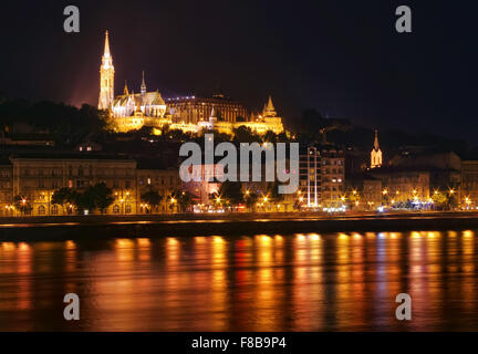 La Chiesa di San Mattia a Budapest, notte vista sul Danubio Foto Stock